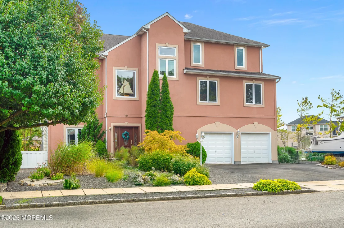 Photo of 741 S River Drive
