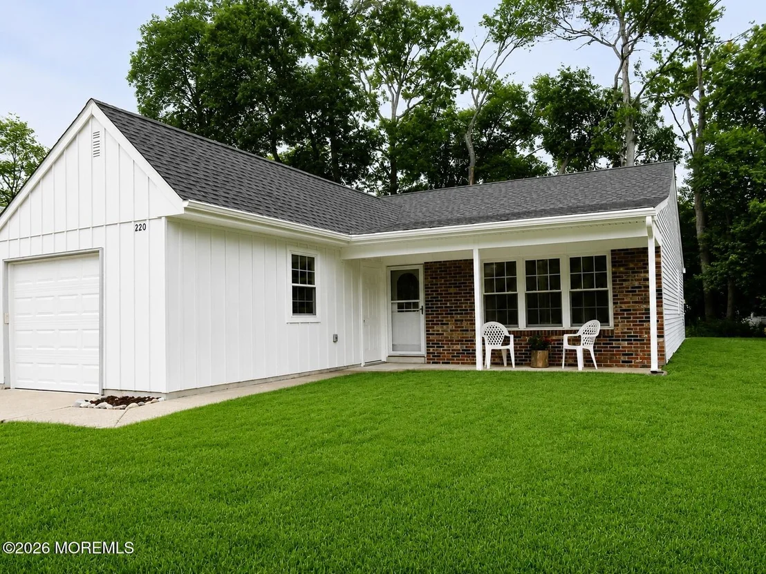 Photo of 220 Lexington Drive