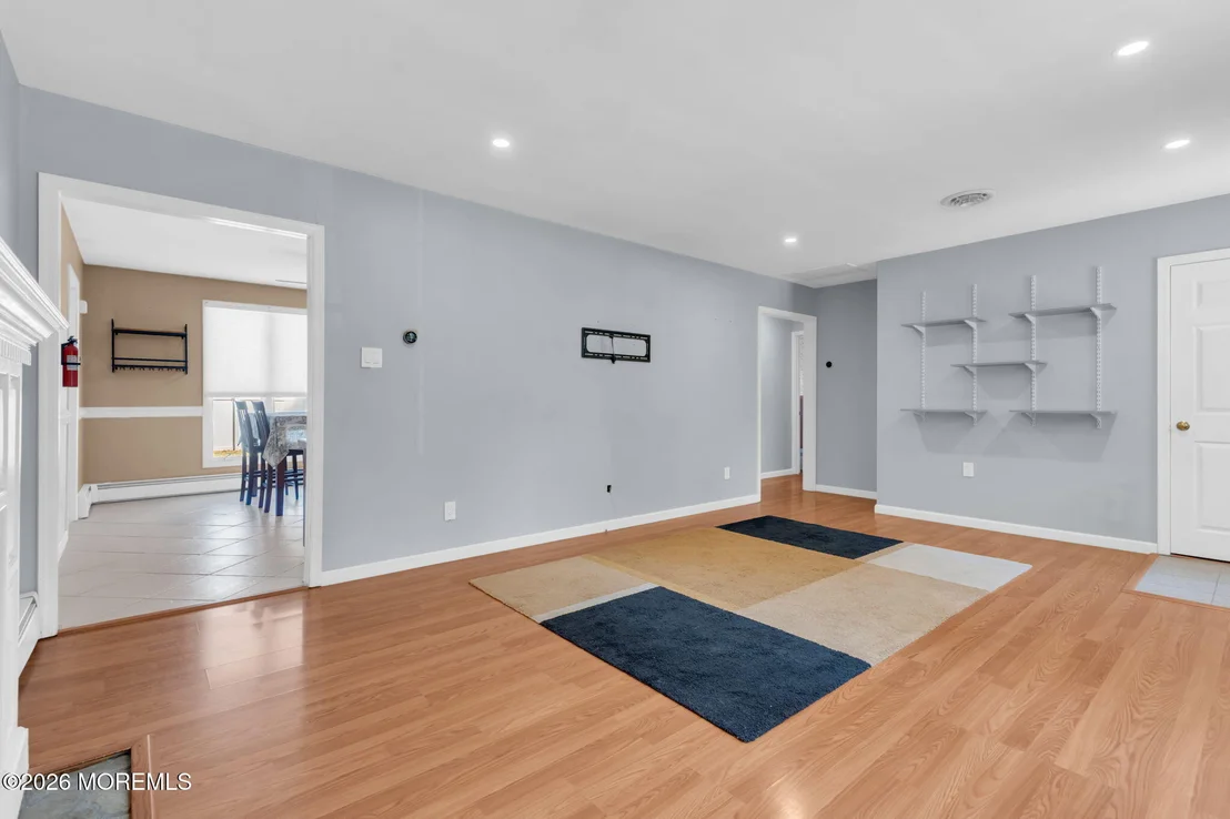 Photo of 323 Shepard Avenue