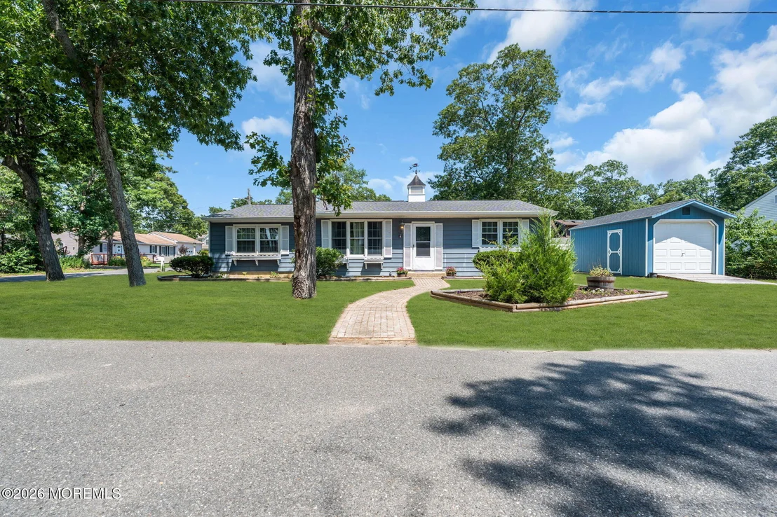 Photo of 323 Shepard Avenue