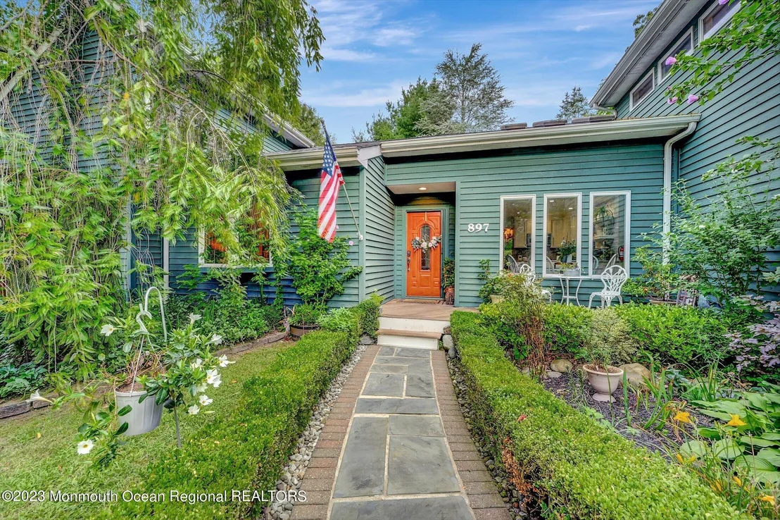 Photo of 897 Fort Plains Road