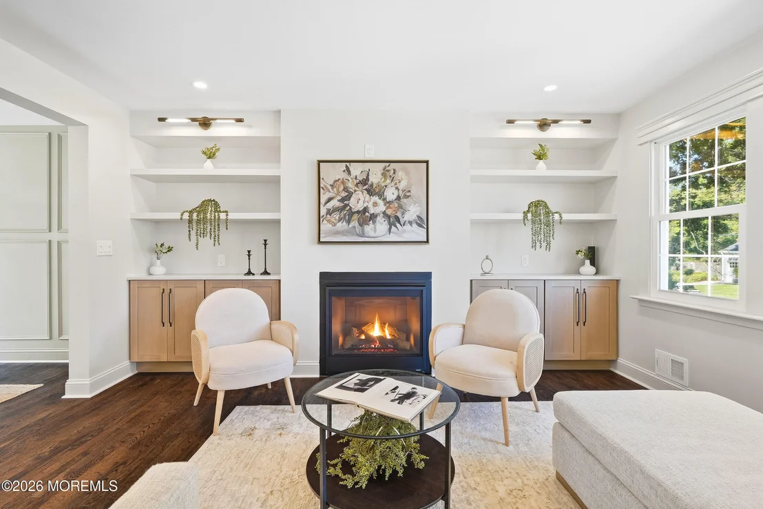 Photo of 208 N Riverside Drive