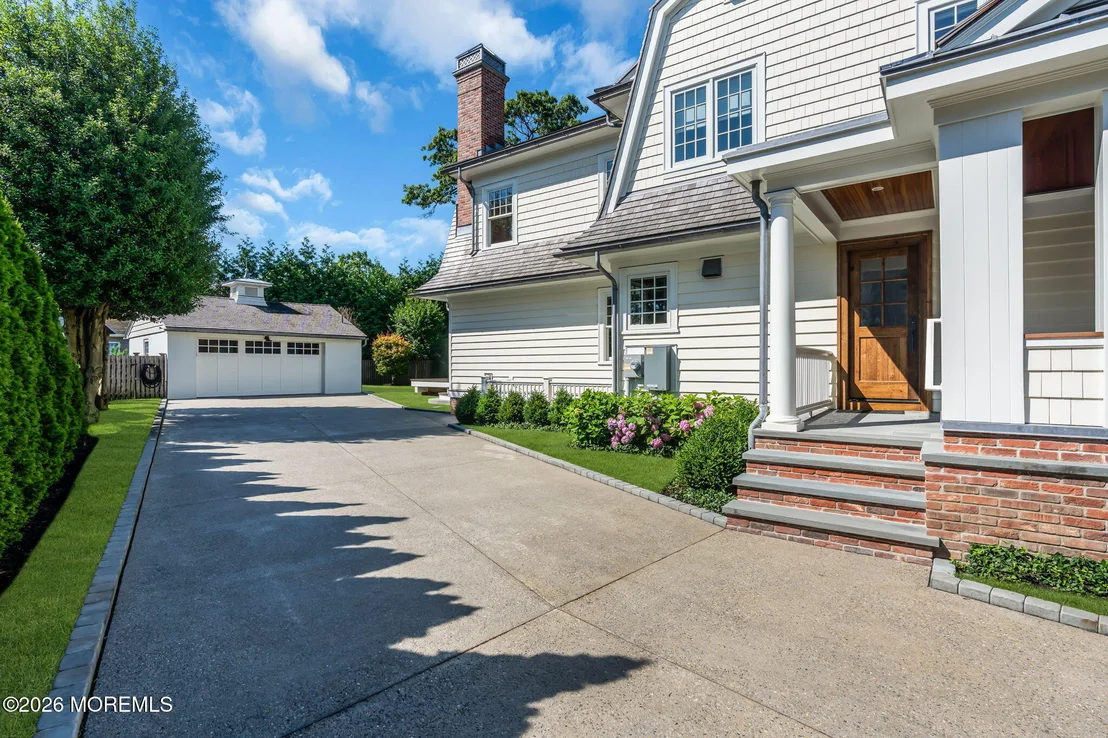 Photo of 327 South Boulevard