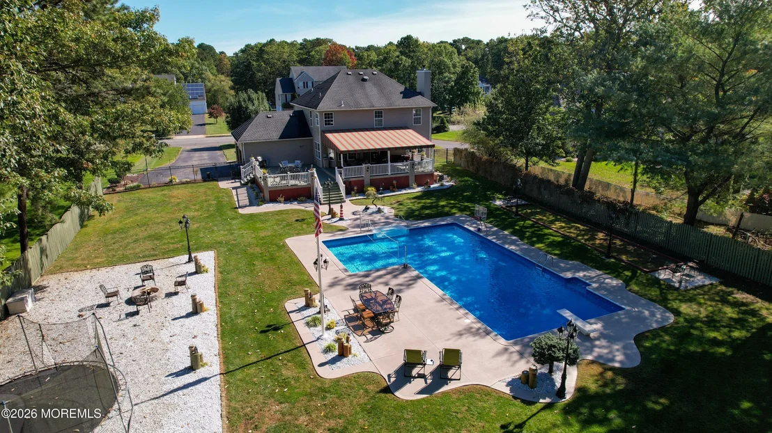 Photo of 611 Winterberry Boulevard