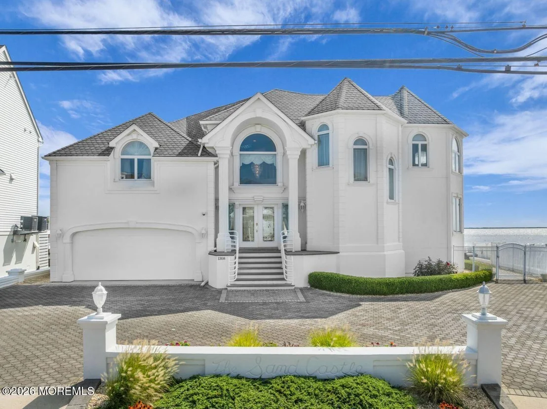 Photo of 1308 Laurel Boulevard
