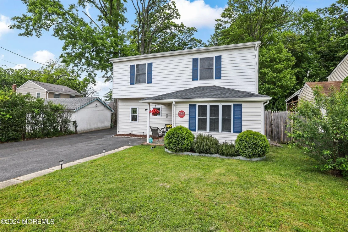 Photo of 785 Lakeshore Drive