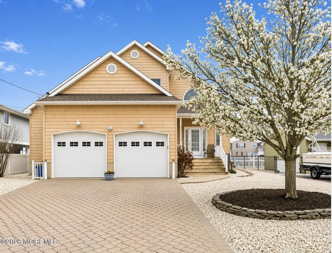 Photo of 232 Montclair Road S