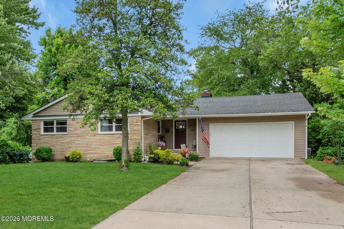 Photo of 1600 Parkview Boulevard