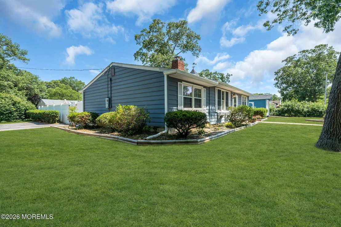 Photo of 323 Shepard Avenue