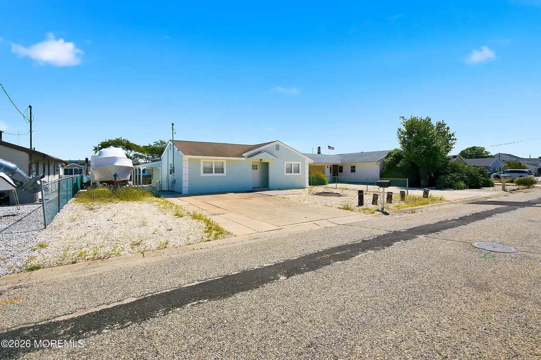 Photo of 216 Montclair Road S