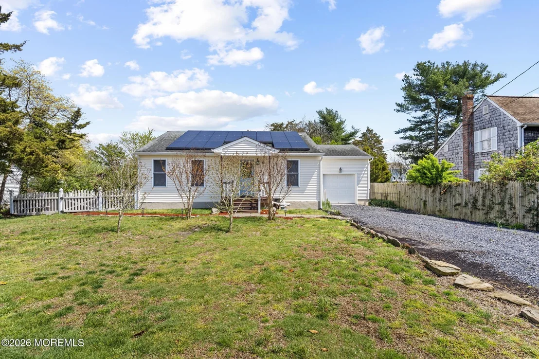 Photo of 389 Bay Avenue