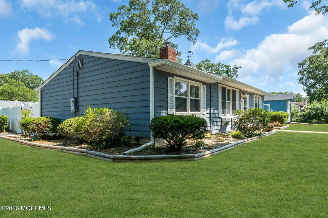 Photo of 323 Shepard Avenue