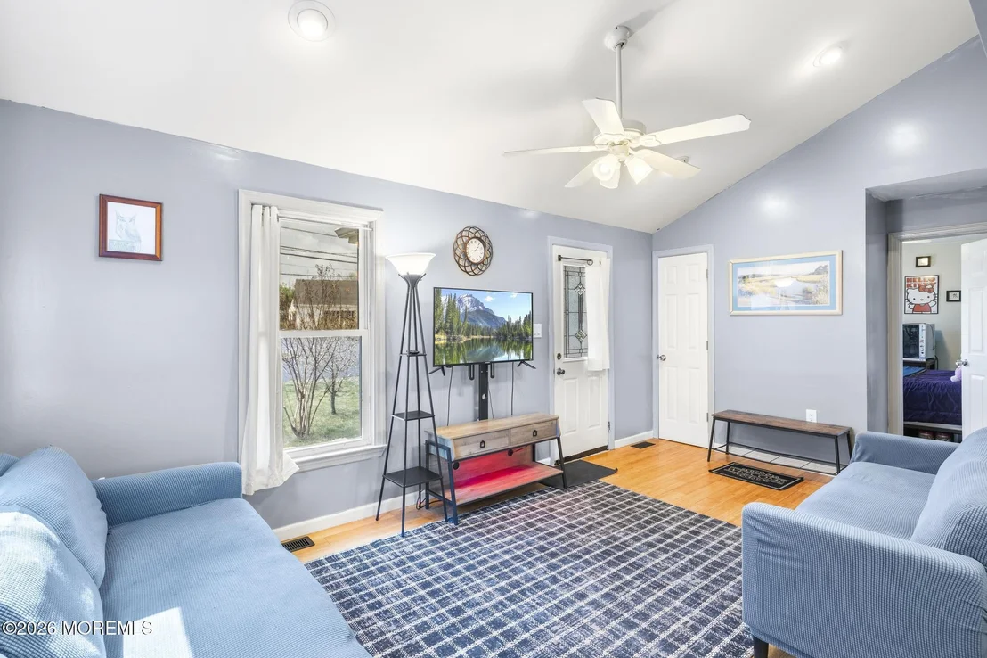 Photo of 389 Bay Avenue