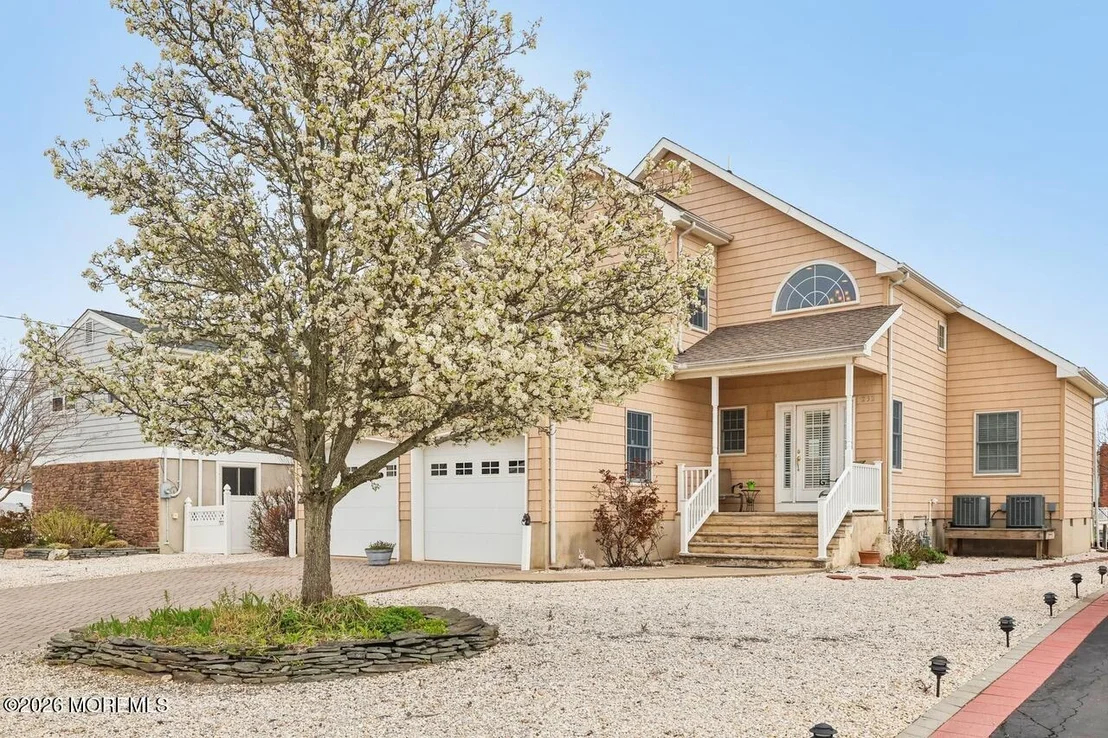 Photo of 232 Montclair Road S