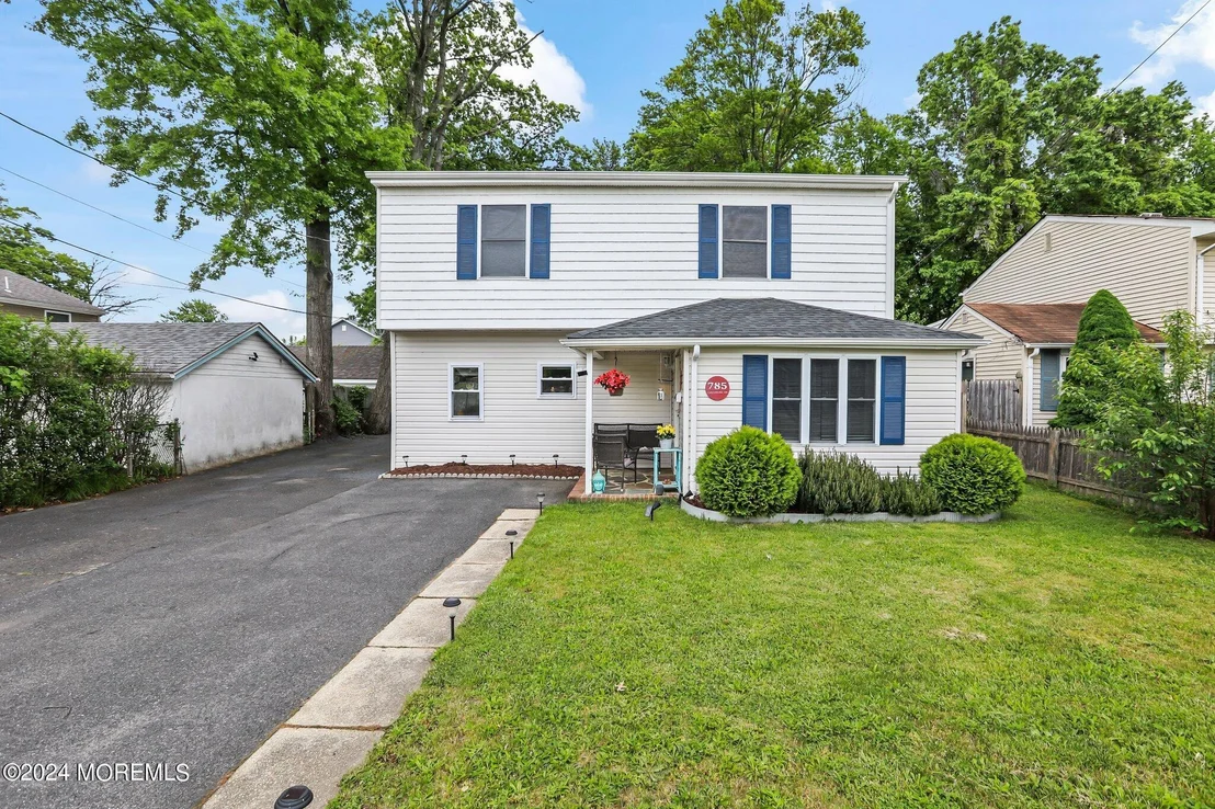 Photo of 785 Lakeshore Drive