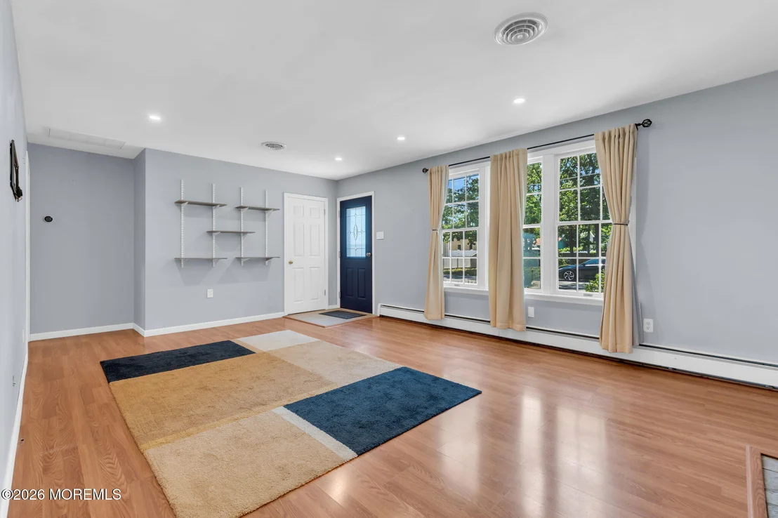 Photo of 323 Shepard Avenue