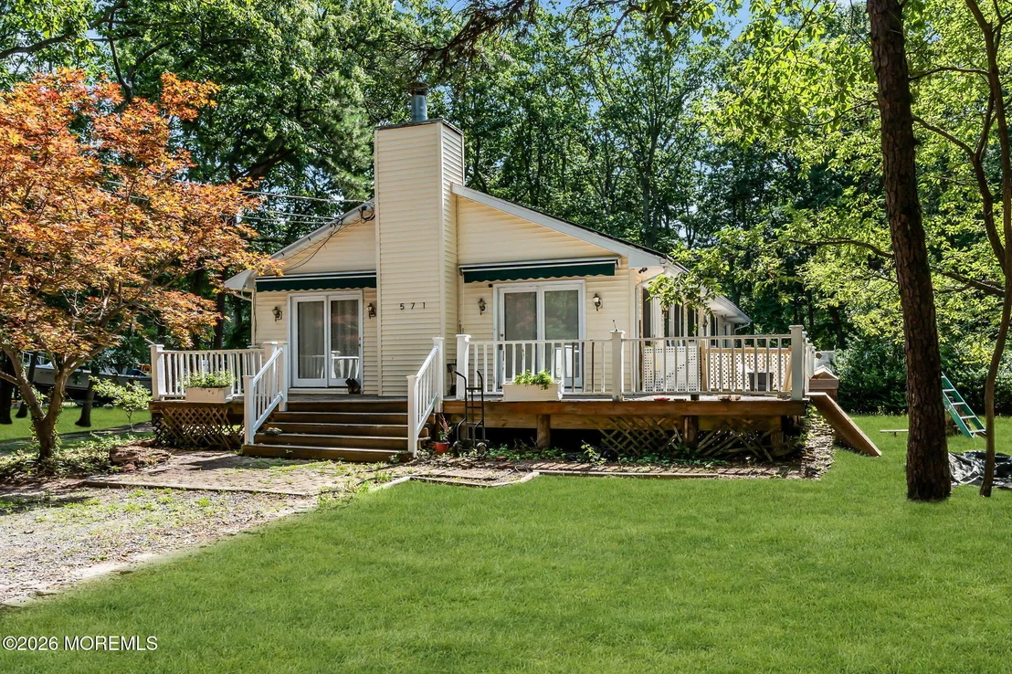 Photo of 571 Whitecomb Avenue