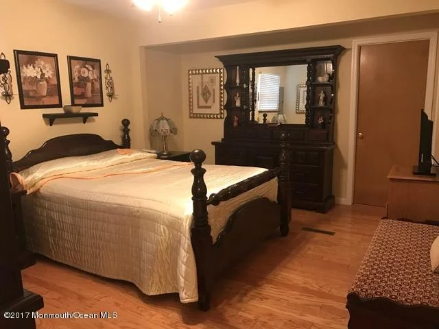 Photo of 450 Applegate Avenue