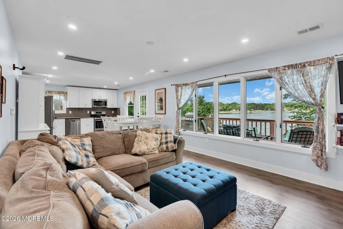 Photo of 1600 Parkview Boulevard