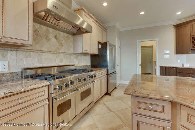 Photo of 2567 River Road