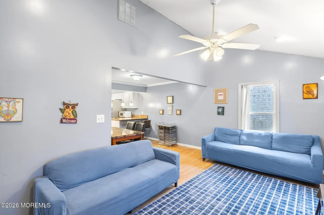 Photo of 389 Bay Avenue