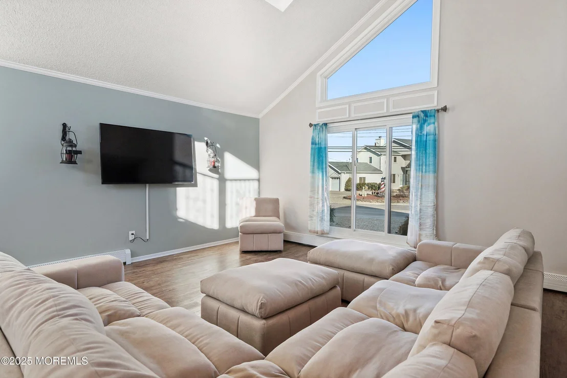 Photo of 1161 Laurel Boulevard
