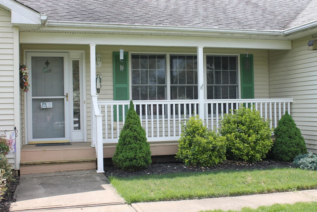 Photo of 647 W Commodore Boulevard