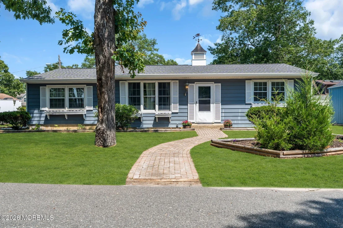 Photo of 323 Shepard Avenue