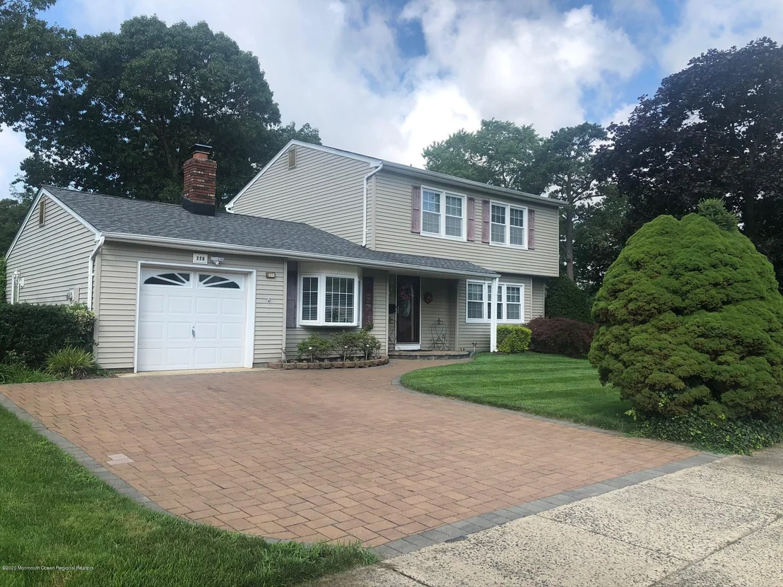 Photo of 220 Colonial Drive