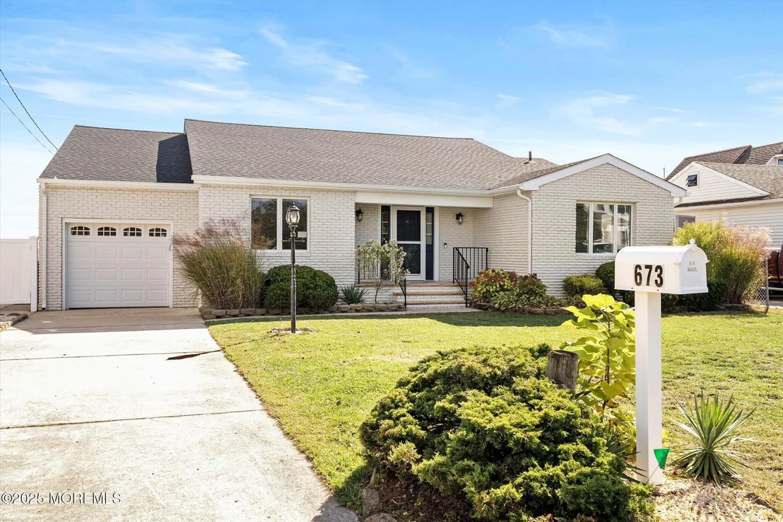 Photo of 673 Bayview Drive