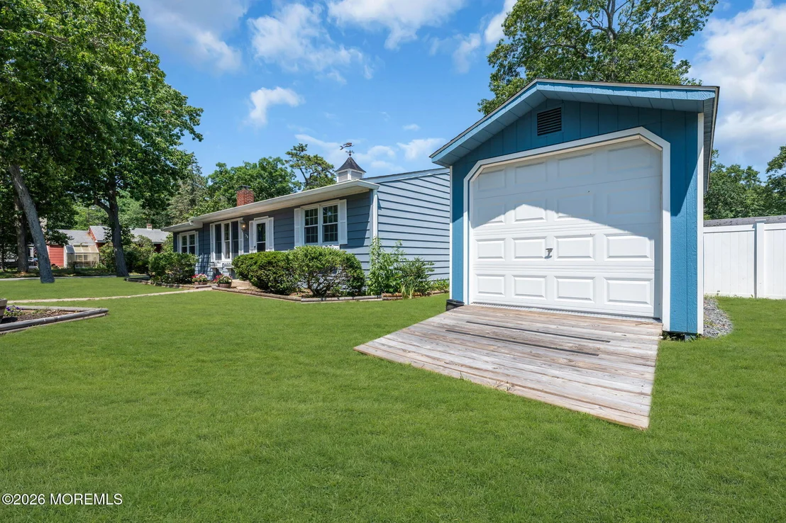Photo of 323 Shepard Avenue