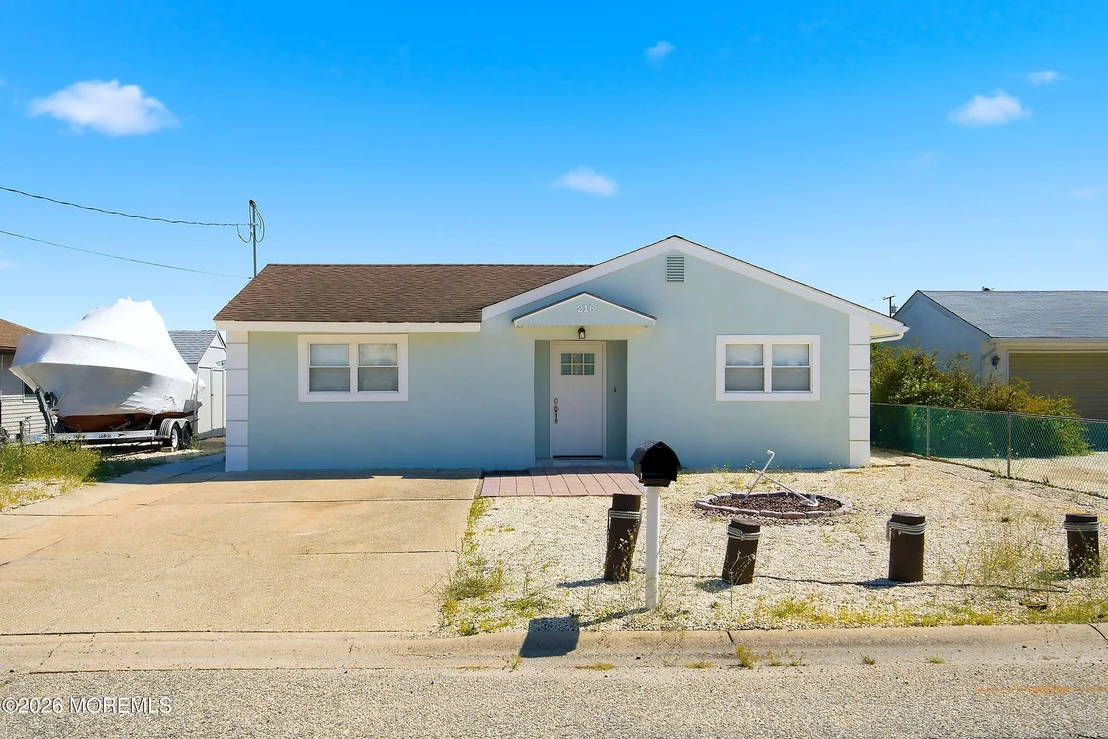 Photo of 216 Montclair Road S