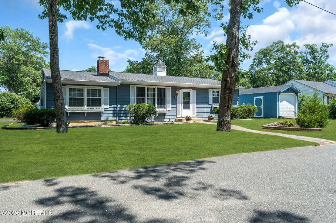 Photo of 323 Shepard Avenue