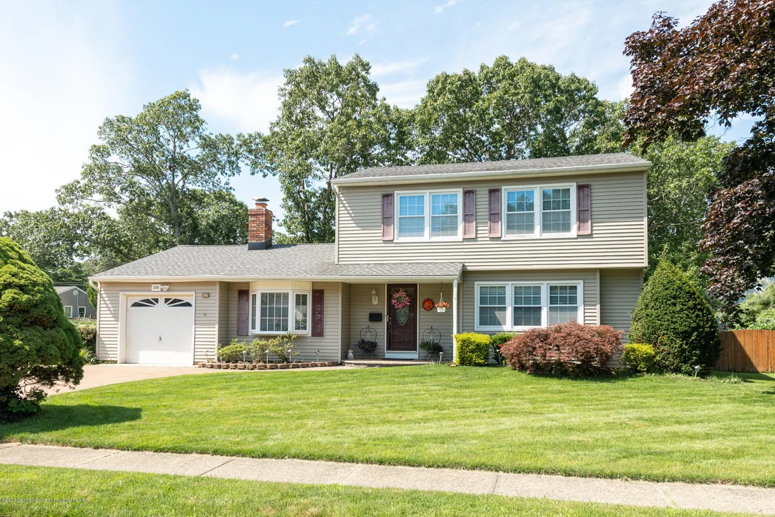 Photo of 220 Colonial Drive