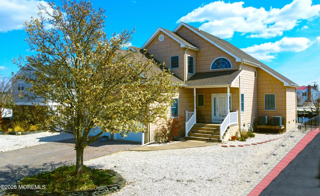 Photo of 232 Montclair Road S
