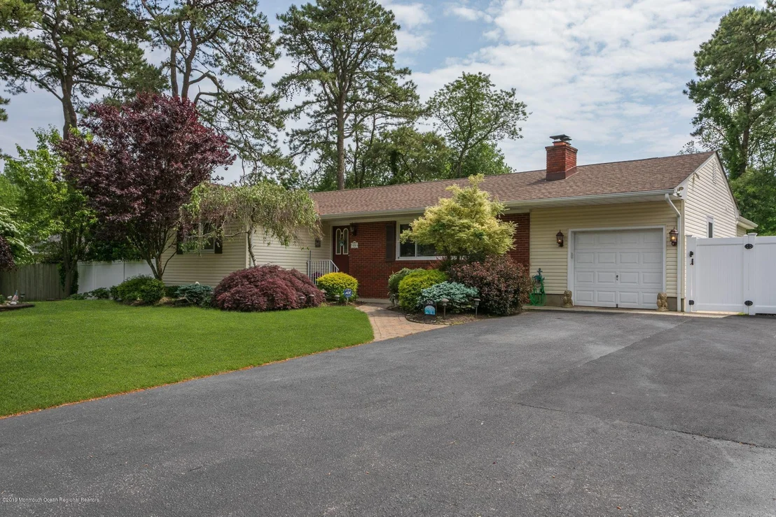 Photo of 326 Huxley Drive
