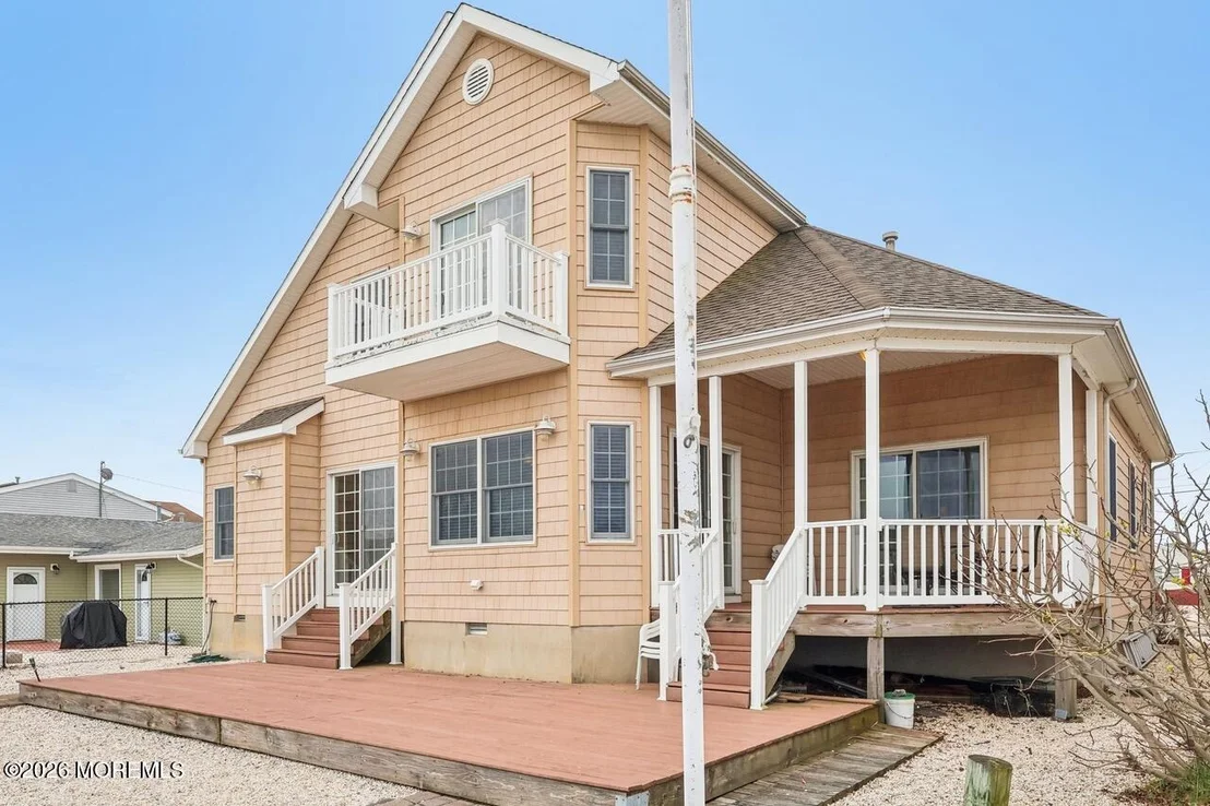 Photo of 232 Montclair Road S