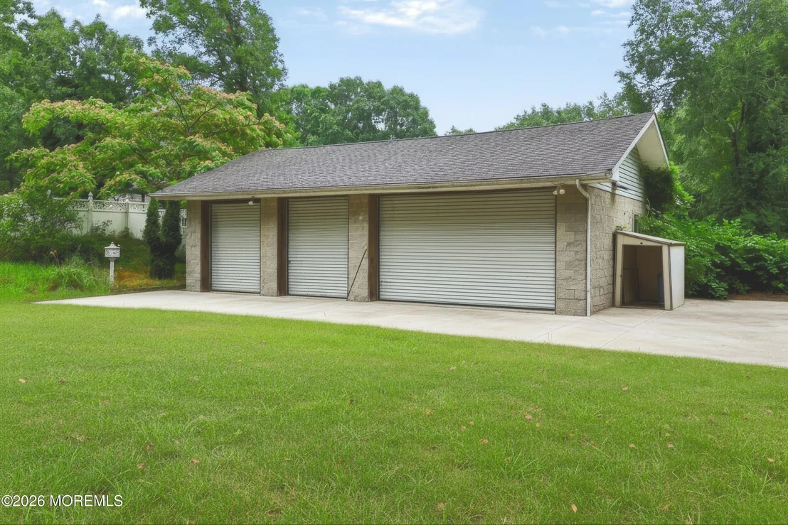 Photo of 2121 Ridgeway Road