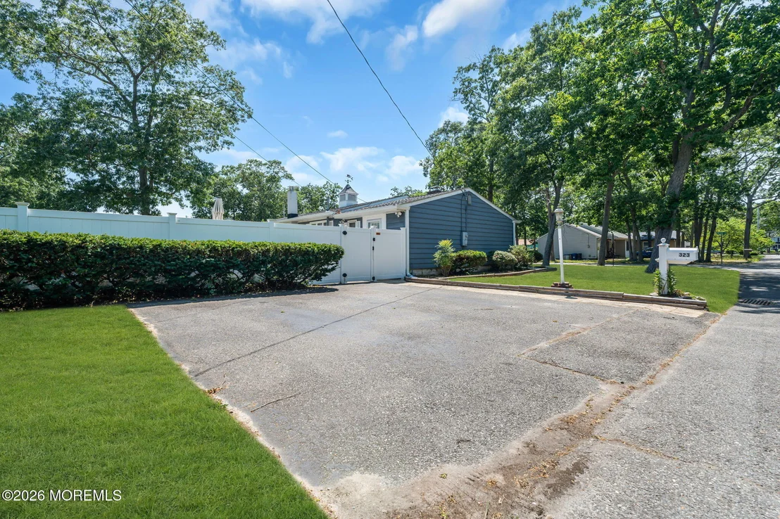 Photo of 323 Shepard Avenue