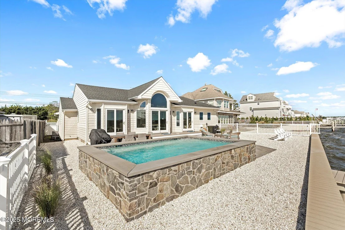 Photo of 673 Bayview Drive