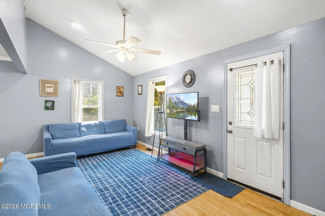 Photo of 389 Bay Avenue