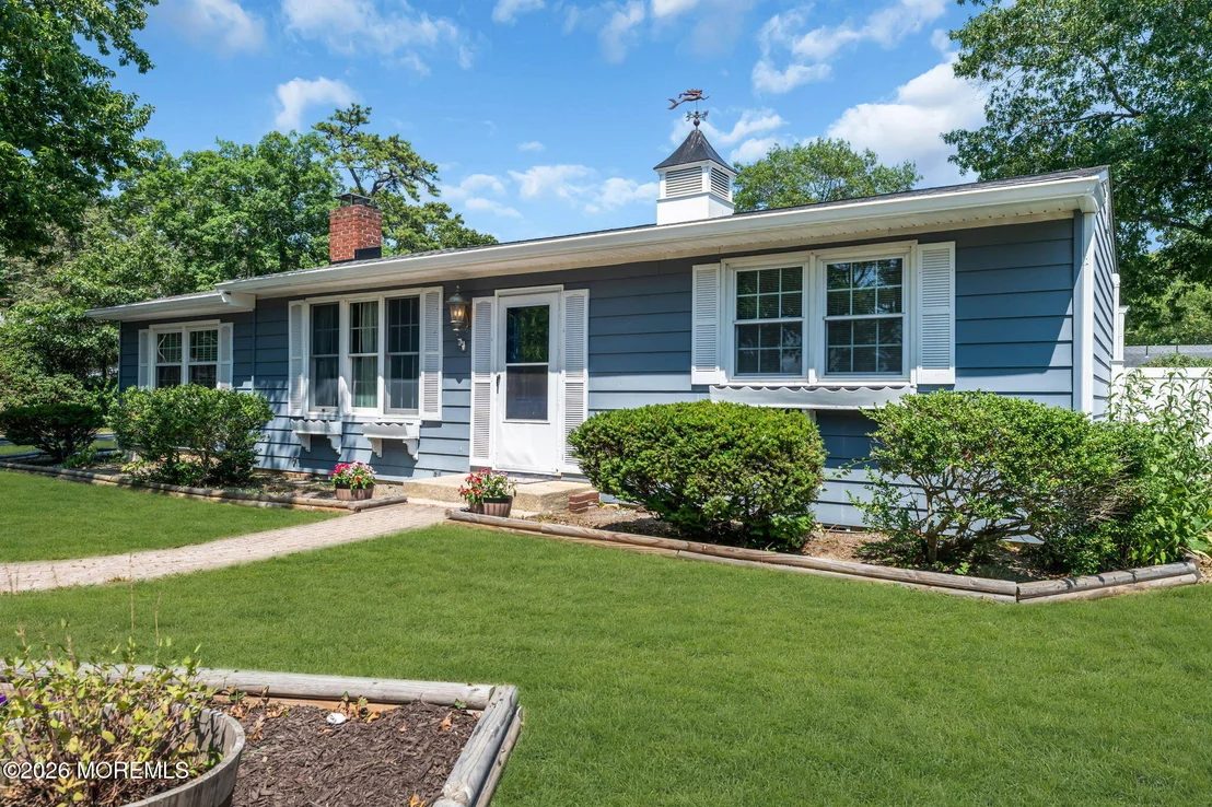 Photo of 323 Shepard Avenue
