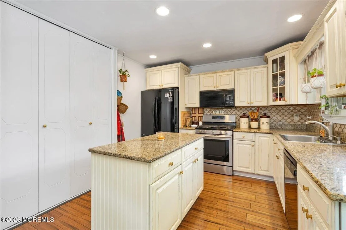 Photo of 48 Cresci Boulevard