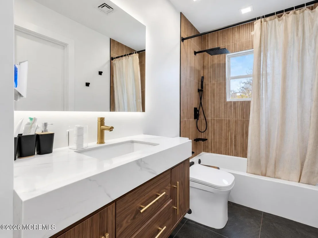 Photo of 19 Beacon Street