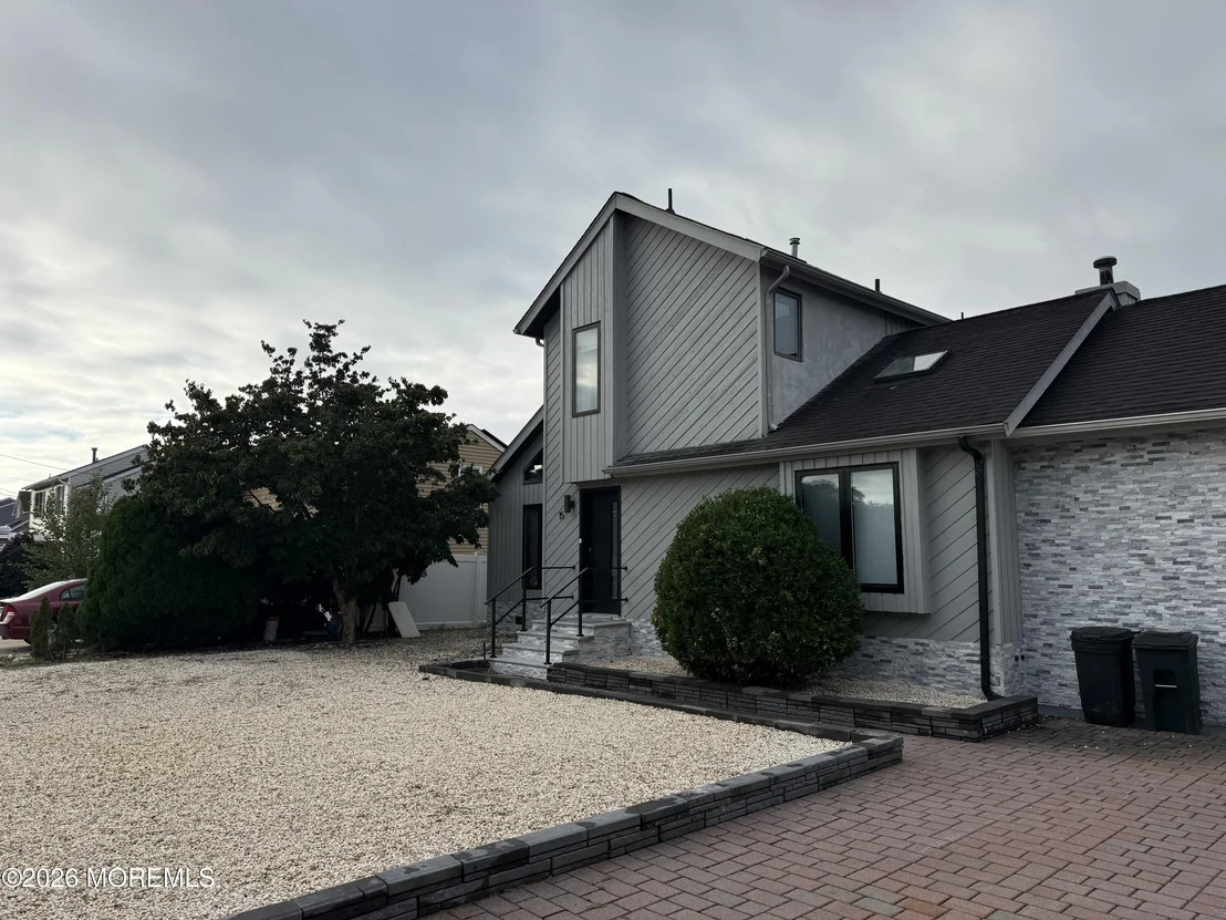 Photo of 15 Parkers Point Boulevard