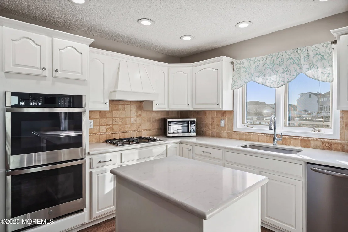 Photo of 1161 Laurel Boulevard
