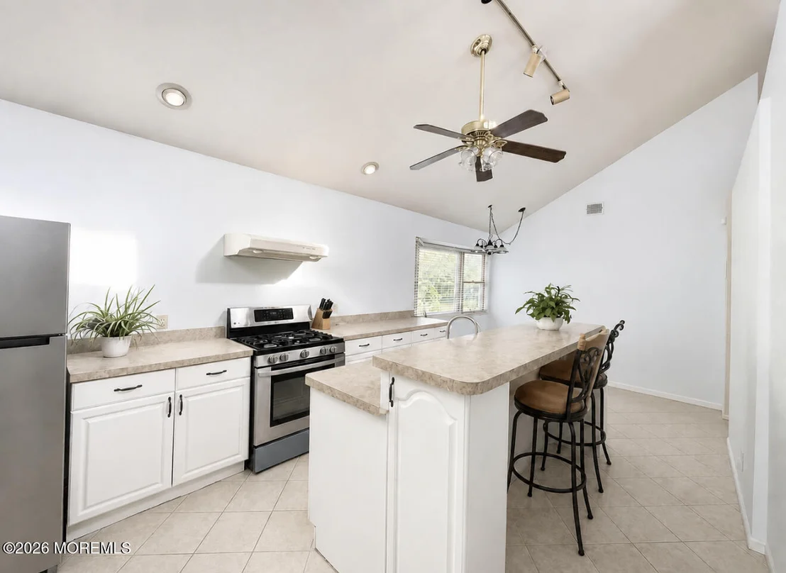 Photo of 565 Azalea Drive