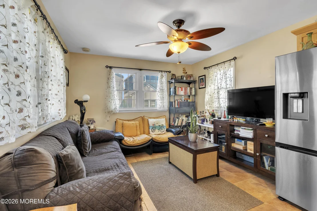 Photo of 46 W Rutherford Lane