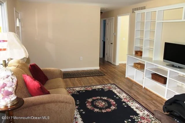 Photo of 633 W Commodore Boulevard