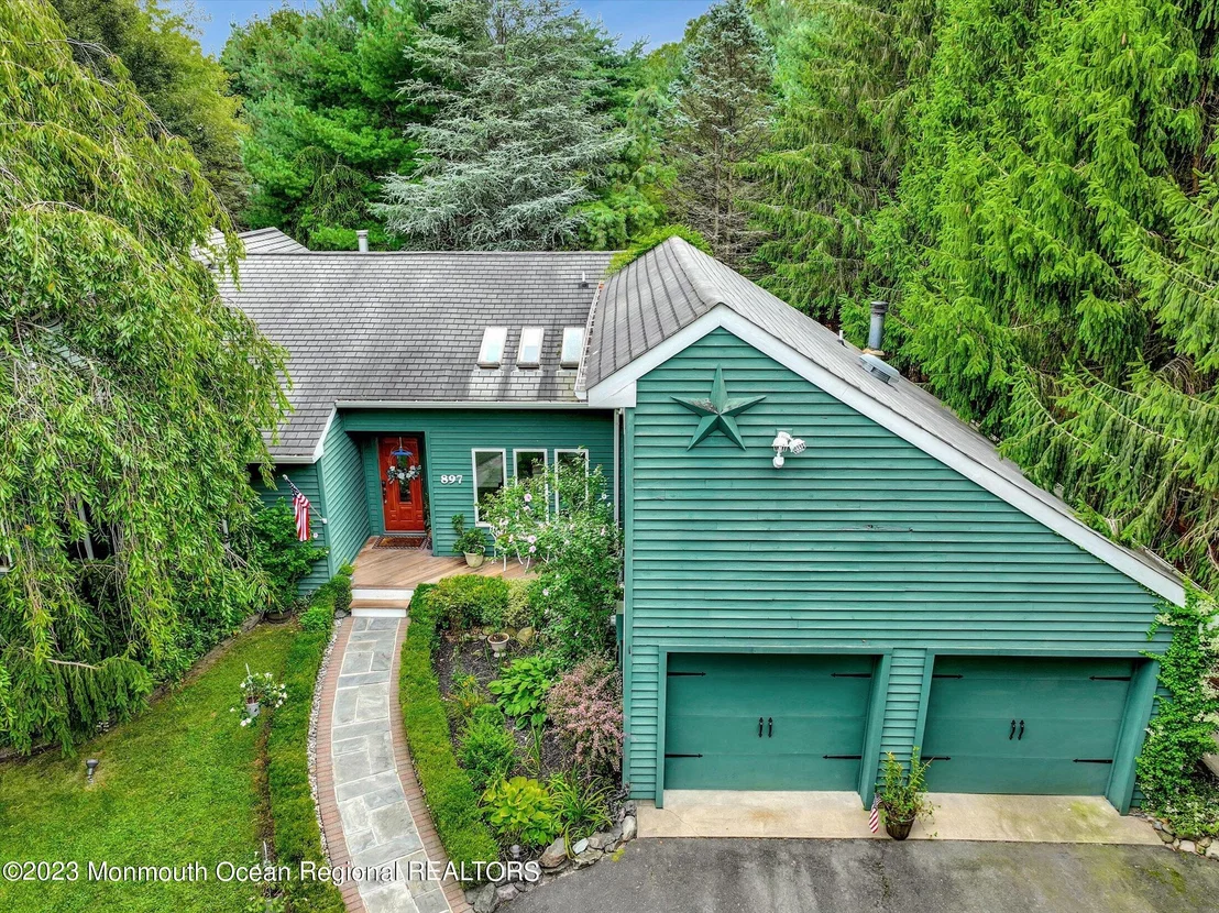 Photo of 897 Fort Plains Road